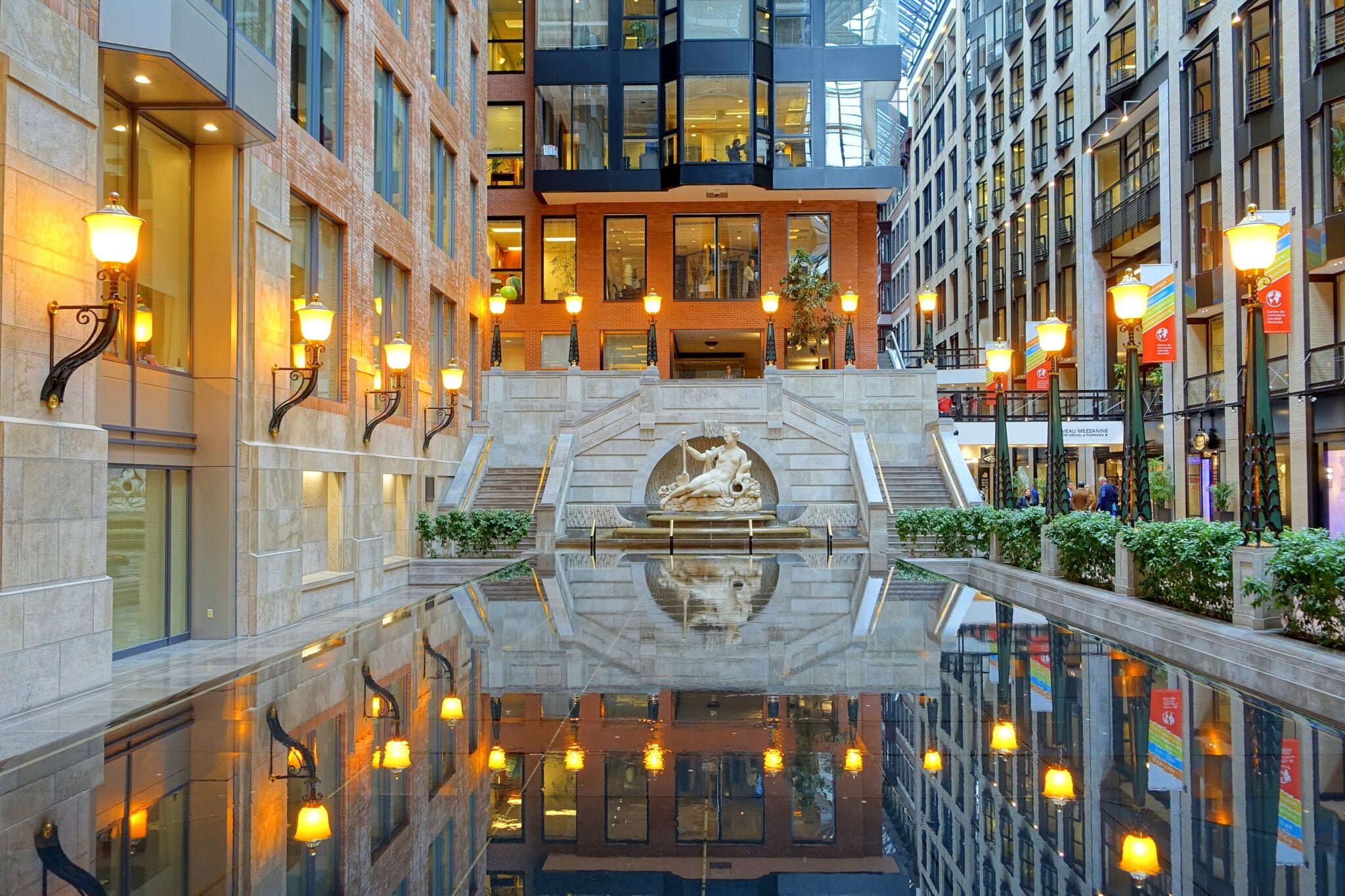 Figure 3: World Trade Centre Montréal interior by Daderot, Creative Commons CC)